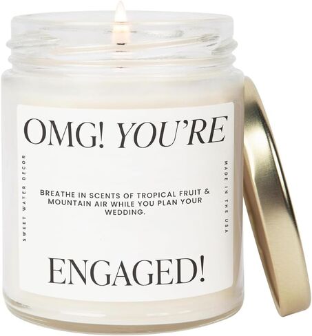 شمعة Sweet Water Decor in My Engaged Era Candle - هدايا الخطوبة وحفلات الزفاف لها - شمعة الصويا بوزن 9 أونصة في وعاء شفاف مع وقت احتراق يزيد عن 40 ساعة، صنع في الولايات المتحدة الأمريكية in Kuwait