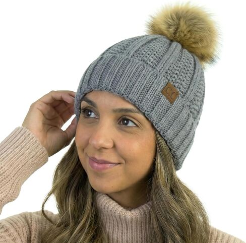 قبعة CC Beanie النسائية المريحة من قماش شانيل بوم - قبعة شتوية دافئة وعصرية ذات ملمس ناعم in Saudi Arabia
