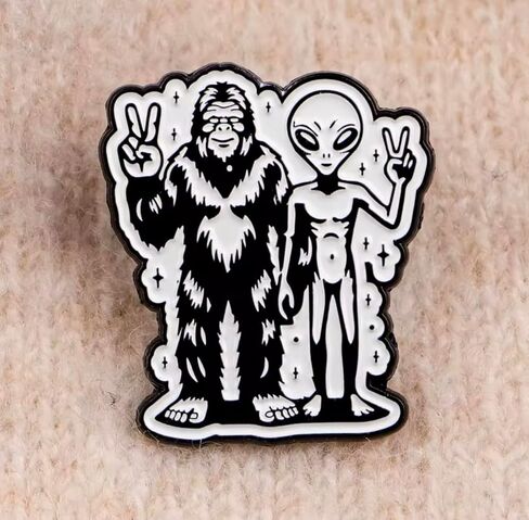 Bigfoot Sasquatch رجل الكهف Neanderthal UFO رمادي رمادي الغريبة اختطاف الفضاء المفاجئة صورة تشكل علامة السلام لطيف Kawaii 1.3 "المينا شارة بدبوس in Kuwait