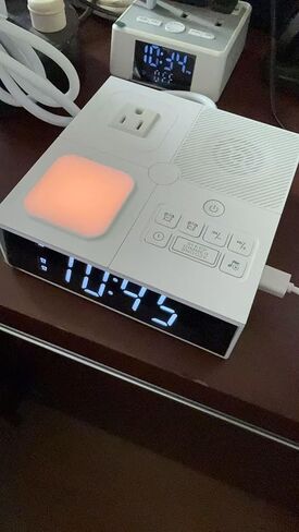 المنبه على مدار الساعة مع شاحن USB ومنافذه ، إنذار النائمين الثقيل للبالغين ، والأطفال والمراهقين ، ومحطة الشحن (مصباح أسود طويل) in Kuwait