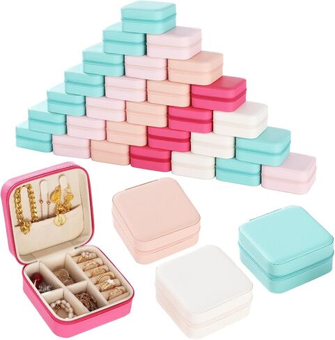 50 قطعة حقيبة سفر صغيرة للمجوهرات، 3.9 بوصة في صندوق مجوهرات للسفر مع بطانة من جلد البولي يوريثان وبطانة مخملية وسحاب للإغلاق، صناديق مجوهرات كبيرة للخواتم والأقراط والقلائد والمعلقات والأساور والساعات in Kuwait