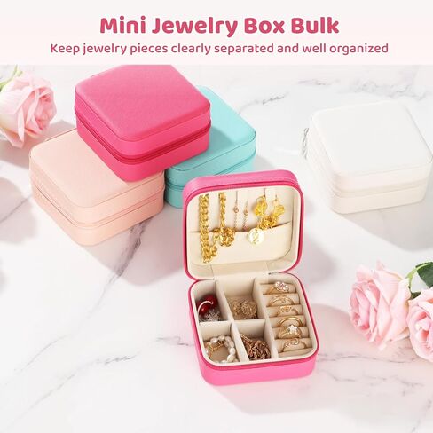 50 قطعة حقيبة سفر صغيرة للمجوهرات، 3.9 بوصة في صندوق مجوهرات للسفر مع بطانة من جلد البولي يوريثان وبطانة مخملية وسحاب للإغلاق، صناديق مجوهرات كبيرة للخواتم والأقراط والقلائد والمعلقات والأساور والساعات in Kuwait