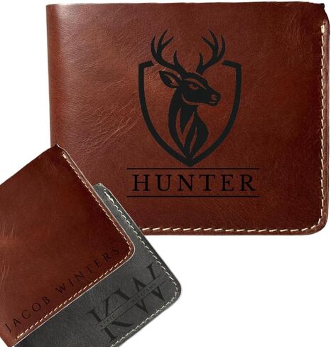 JW Classics، محفظة منقوشة مخصصة للرجال - محفظة جلدية مخصصة تحمل الاسم - هدية للأب، الزوج، الابن، الصديق، الجد - عيد الميلاد، عيد الأب، عيد الحب in Kuwait