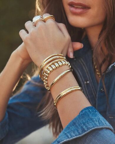 Gorjana - Paseo Cuff - 8K Gold Placed Brass - خيارات متعددة الحجم - النهاية المصقولة - إغلاق المفصلات - تعزيز نظرة غير رسمية in Saudi Arabia