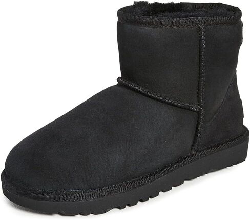 حذاء UGG نسائي كلاسيكي Mini II، أسود، 5 متوسط ​​أمريكي in Saudi Arabia