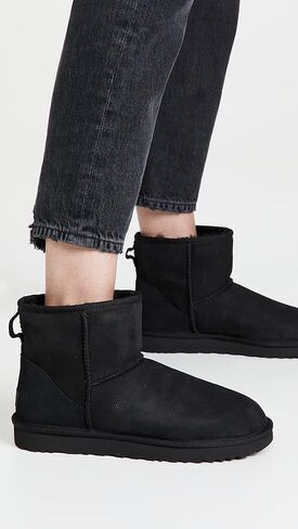 حذاء UGG نسائي كلاسيكي Mini II، أسود، 5 متوسط ​​أمريكي in Saudi Arabia