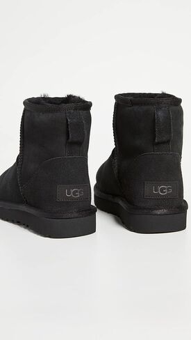 حذاء UGG نسائي كلاسيكي Mini II، أسود، 5 متوسط ​​أمريكي in Saudi Arabia