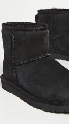 حذاء UGG نسائي كلاسيكي Mini II، أسود، 5 متوسط ​​أمريكي in Saudi Arabia