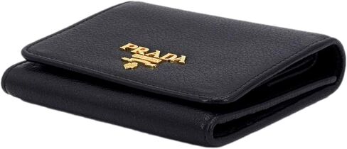 محفظة Prada للجنسين Vitello Grain سوداء ثلاثية الطي من الجلد تحمل شعار لوحة in Saudi Arabia