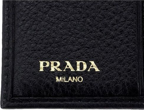 محفظة Prada للجنسين Vitello Grain سوداء ثلاثية الطي من الجلد تحمل شعار لوحة in Saudi Arabia
