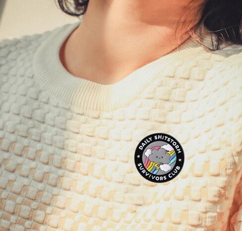 قطعتان من دبوس نادي Shitstorm Survivors اليومي - ابق قوياً مع تصميم السحابة اللطيفة وقوس قزح والبرق، شارة المينا المصنوعة من خليط معدني لمحبي الفكاهة والمتفائلين in Kuwait