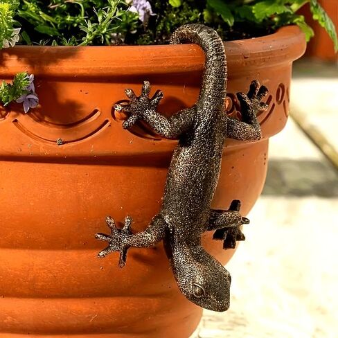 Charming Bronze Gecko Wall Hanging - Cartoon-Style Resin Animal Statue, Outdoor Garden and Patio Decor, Perfect for Halloween and Christmas Home Accents in Saudi Arabia