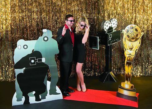 Fun Express 40 بوصة × 65 بوصة Paparazzi صورة ظلية من الورق المقوى للديكور القائم - رائع للحفلات الراقصة والأحداث الكبرى وأحداث العمل in Kuwait