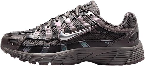 حذاء Nike P-6000 للأطفال الكبار (HV5064-200، حجر الكهف/رمادي متوسط/بيوتر مسطح/فضي معدني) in Kuwait