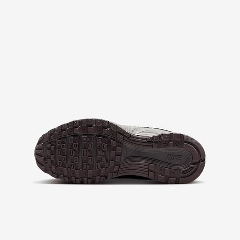 حذاء Nike P-6000 للأطفال الكبار (HV5064-200، حجر الكهف/رمادي متوسط/بيوتر مسطح/فضي معدني) in Kuwait