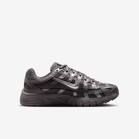 حذاء Nike P-6000 للأطفال الكبار (HV5064-200، حجر الكهف/رمادي متوسط/بيوتر مسطح/فضي معدني) in Kuwait
