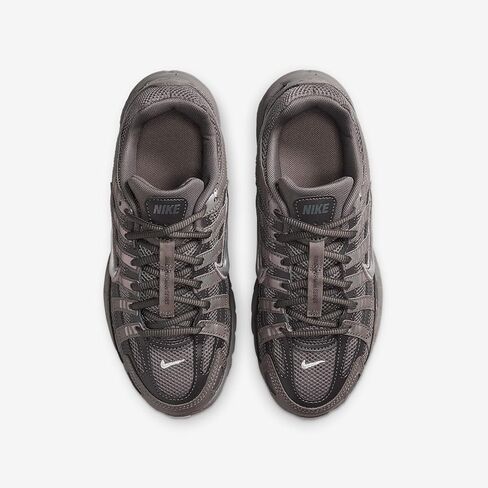 حذاء Nike P-6000 للأطفال الكبار (HV5064-200، حجر الكهف/رمادي متوسط/بيوتر مسطح/فضي معدني) in Kuwait