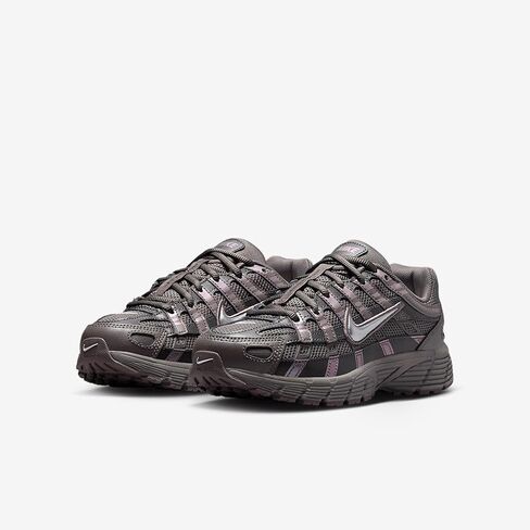 حذاء Nike P-6000 للأطفال الكبار (HV5064-200، حجر الكهف/رمادي متوسط/بيوتر مسطح/فضي معدني) in Kuwait