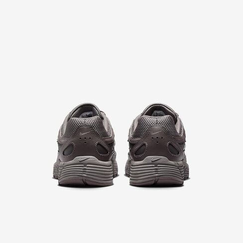 حذاء Nike P-6000 للأطفال الكبار (HV5064-200، حجر الكهف/رمادي متوسط/بيوتر مسطح/فضي معدني) in Kuwait