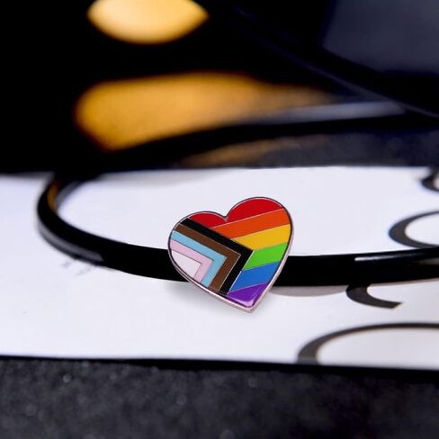 دبوس علم LGBTQ Gay Pride المينا ملون على شكل قلب الحب على حقائب الملابس والقبعات in Kuwait