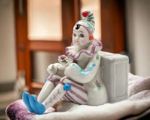 Cosmos Gifts Fine Porcelain Lady Clown Joker Doll Sit by Travelling Luggage Music Box Figurine Plays Music Tune of What A Wonderful World 7 inches in Saudi Arabia
