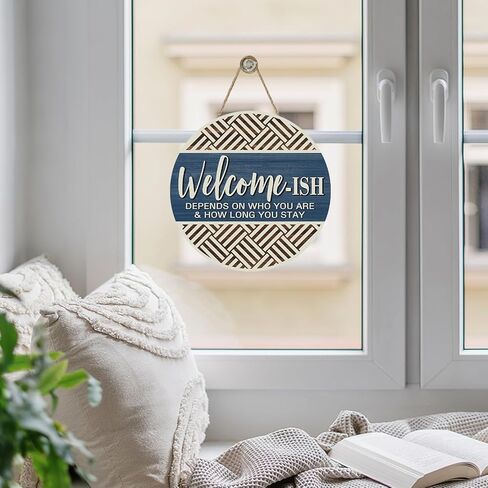 لافتة باب أمامية زرقاء للترحيب ببيت المزرعة، شماعة خشبية هندسية بسيطة ملهمة لتزيين المنزل في الشرفة الخارجية، إكليل خشبي ريفي تحفيزي للتعليق على الحائط الداخلي in Kuwait