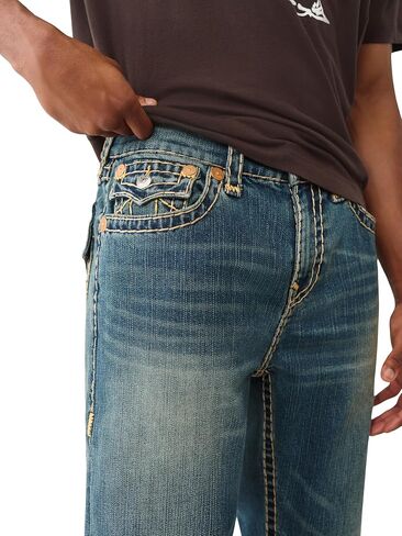 بنطال جينز بوبي سوبر تي فلاب للرجال من True Religion - دينم مريح مع خياطة متباينة وجيوب خلفية بغطاء قلاب in Saudi Arabia
