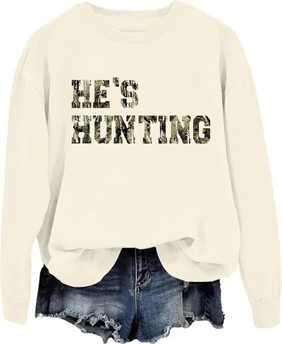 سويت شيرت He's Hunting للنساء، سويت شيرت بقلنسوة لموسم الصيد الكلاسيكي للرجال in Kuwait