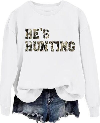 سويت شيرت He's Hunting للنساء، سويت شيرت بقلنسوة لموسم الصيد الكلاسيكي للرجال in Kuwait