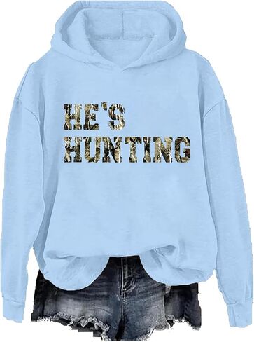 سويت شيرت He's Hunting للنساء، سويت شيرت بقلنسوة لموسم الصيد الكلاسيكي للرجال in Kuwait