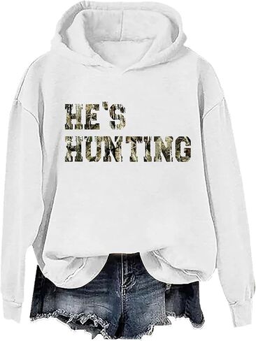 سويت شيرت He's Hunting للنساء، سويت شيرت بقلنسوة لموسم الصيد الكلاسيكي للرجال in Kuwait