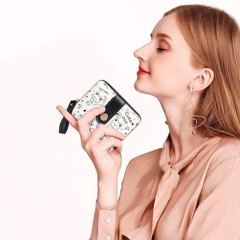 محفظة Kawaii بطباعة قطة ثنائية الطي للنساء - محفظة عملات معدنية بسحاب خارجي، حامل بطاقة الائتمان مع نافذة لبطاقة الهوية in Saudi Arabia