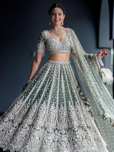 ملابس خطوبة شبكية من الترتر الأخضر الجذاب Lehenga Choli مع Dupatta in Kuwait