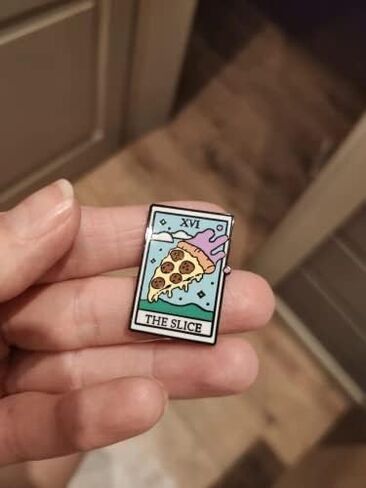 بطاقة The Slice Pizza Funny Fortune Tarot مقاس 1.2 بوصة دبوس من المينا in Kuwait