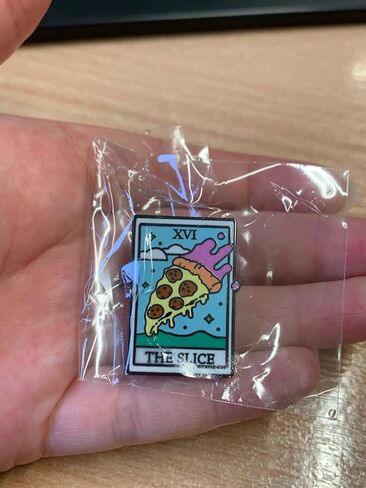 بطاقة The Slice Pizza Funny Fortune Tarot مقاس 1.2 بوصة دبوس من المينا in Kuwait