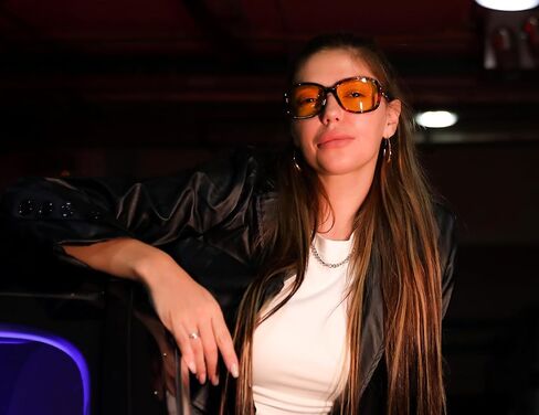 FEISEDY نظارات ليلية كلاسيكية للسيدات للقيادة مضادة للوهج ملتفة حول النظارات الشمسية الصفراء B2548 in Saudi Arabia