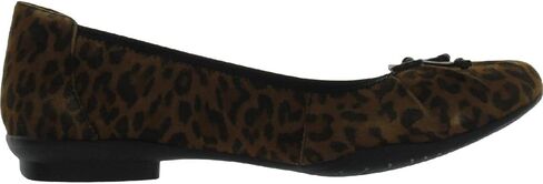 حذاء باليه نسائي من Clarks Sara Aster مصنوع من الجلد السويدي سهل الارتداء بلون أسمر 7.5 متوسط ​​(B,M) in Saudi Arabia