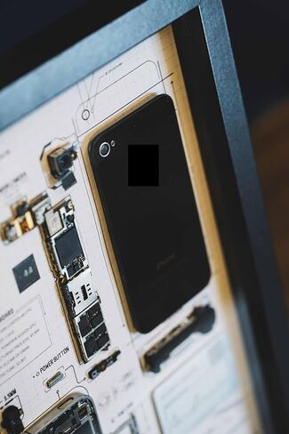 لوحة فنية جدارية مؤطرة لهاتف iPhone 4، شاشة هاتف ذكي مفككة، ديكور فني مصنوع يدويًا، هدية فريدة للرجال ومحبي الأدوات in Kuwait