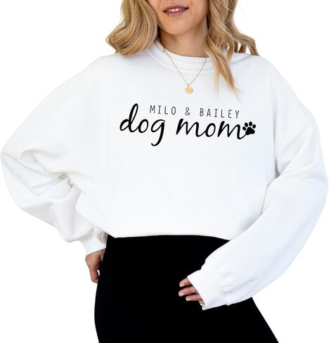 سويت شيرت Moonloom Dog Mom، هدية لمحبي الحيوانات، رقبة دائرية مخصصة مع اسم الحيوان الأليف على الكم in Saudi Arabia