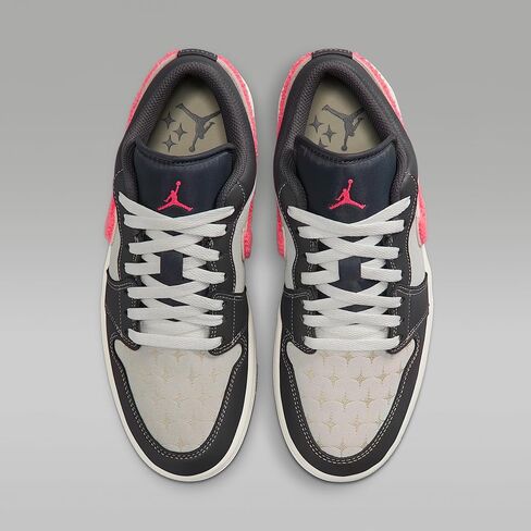 حذاء Air Jordan 1 Low للنساء (جرافيت فاتح/هوت بنش/موسلين/شراع) in Saudi Arabia