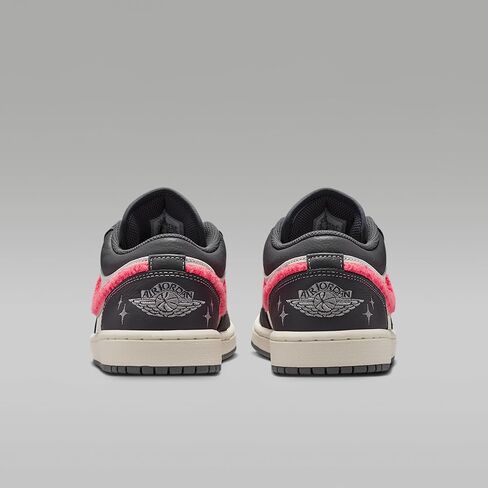 حذاء Air Jordan 1 Low للنساء (جرافيت فاتح/هوت بنش/موسلين/شراع) in Saudi Arabia