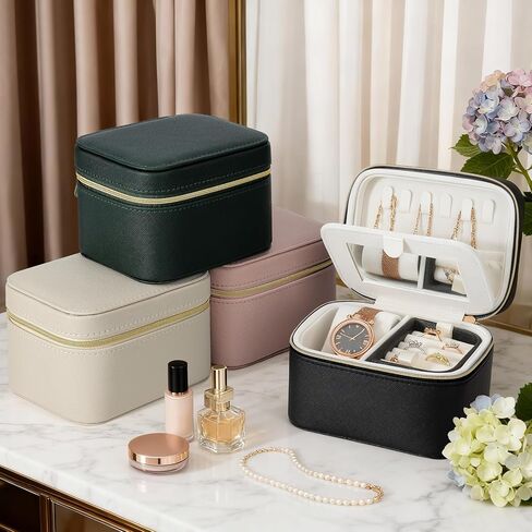 حقيبة مجوهرات للسفر من DesignSter، صندوق مجوهرات صغير مع مرآة، منظم حقيبة مجوهرات للسفر من مادة جلدية، منظم مجوهرات محمول بسحاب (أسود) in Kuwait