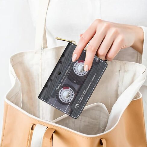 محافظ حامل بطاقات الائتمان للنساء، محفظة صغيرة RFID حافظة جلدية رفيعة لتنظيم البطاقات مع سحاب، كاسيت موسيقى ريترو in Kuwait