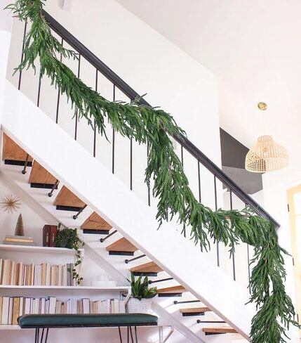 نورفولك الصنوبر إكليل عيد الميلاد الديكور التخليص - 6ft واقعية أوراق الصنوبر الاصطناعي أوراق الخضرة لعباءة الموقد الدرج درابزين الجدول ديكور المنزل in Kuwait