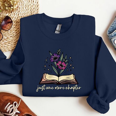 سويت شيرت One More Chapter، رقبة مستديرة لمحبي الكتب، هدية الطالب الذي يذاكر كثيرا في الكتب، قميص أمين المكتبة، قميص القراءة، تي شيرت القراءة، قادة القراء in Kuwait