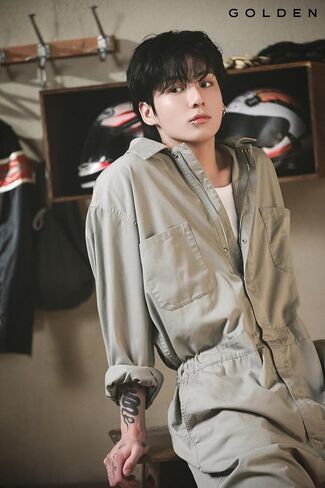 ألبوم Jungkook GOLDEN الأول إصدار LP من الفينيل مع تتبع مختوم JUNG KOOK in Kuwait