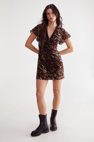 فستان قصير مفتوح الظهر من Nasty Gal Cherry Devore مزين بالدانتيل in Saudi Arabia