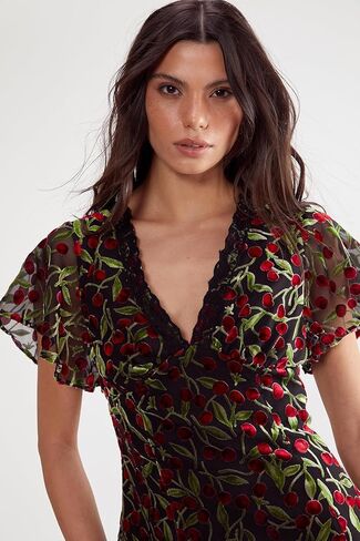 فستان قصير مفتوح الظهر من Nasty Gal Cherry Devore مزين بالدانتيل in Saudi Arabia