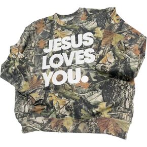 قميص من النوع الثقيل Jesus Loves You Camo Vintage – طباعة منتفخة | ملابس الشارع المسيحية كبيرة الحجم in Saudi Arabia