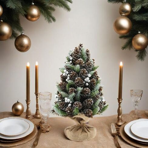 شجرة عيد الميلاد الريفية الصغيرة مع مخاريط الصنوبر والتوت الفضي وقاعدة الخيش، ديكور طاولة شجرة عيد الميلاد لتزيين طاولة عيد الميلاد (فضي) in Kuwait